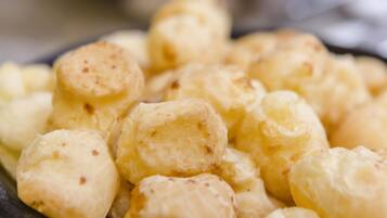 Uma tigela de queijo em cubos.