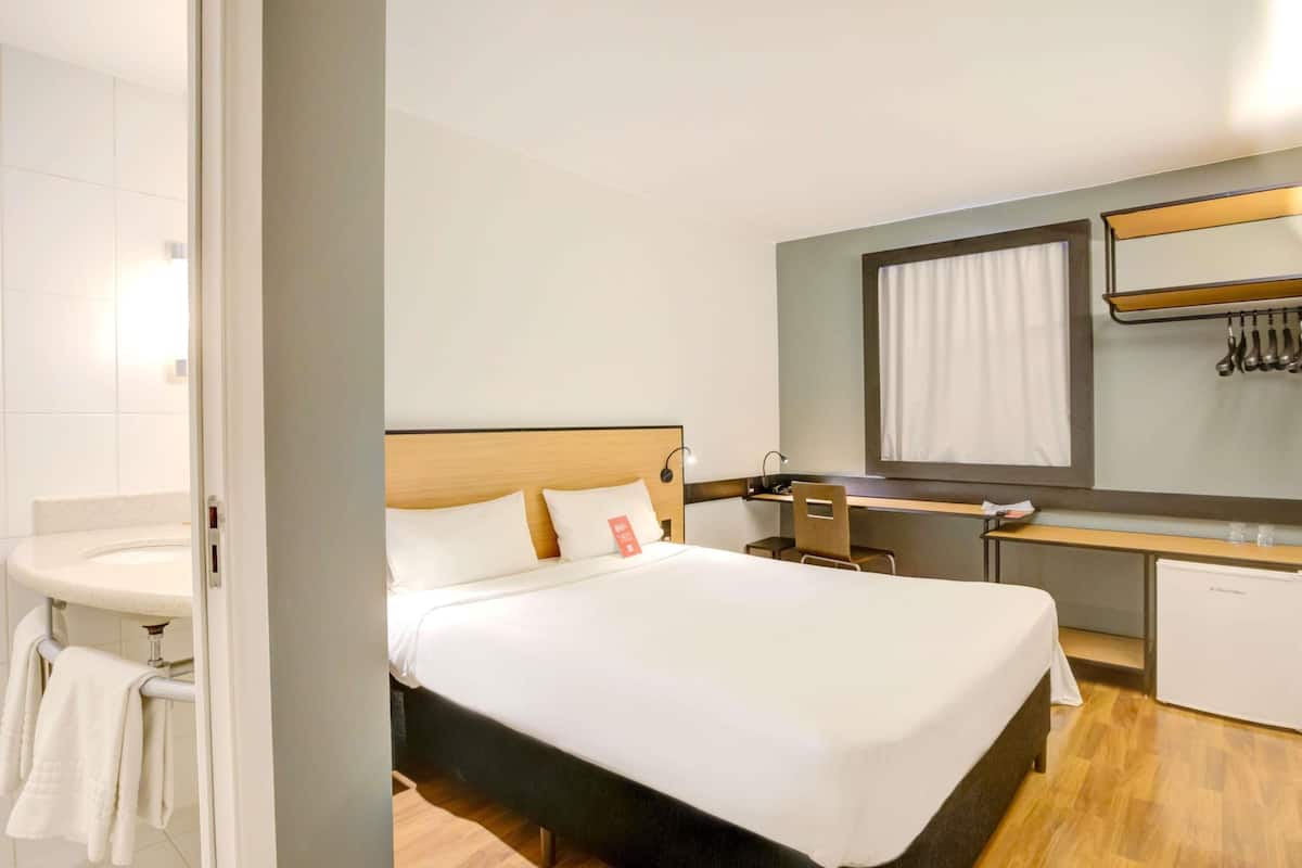 Zimmer, Mehrere Betten | Minibar, Schreibtisch, laptopgeeigneter Arbeitsplatz