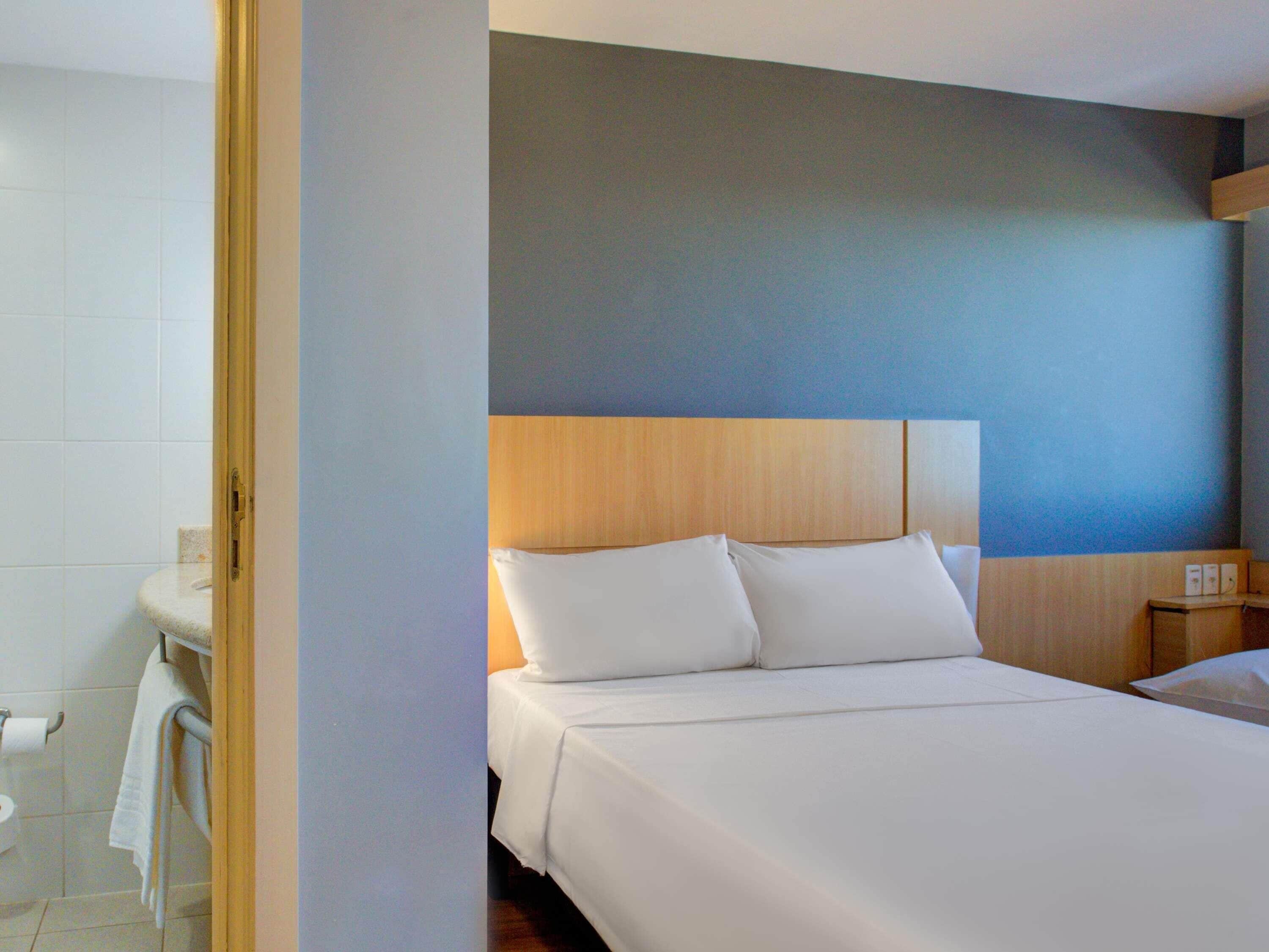 Habitación, varias camas | Minibar, escritorio, espacio para trabajar con un portátil