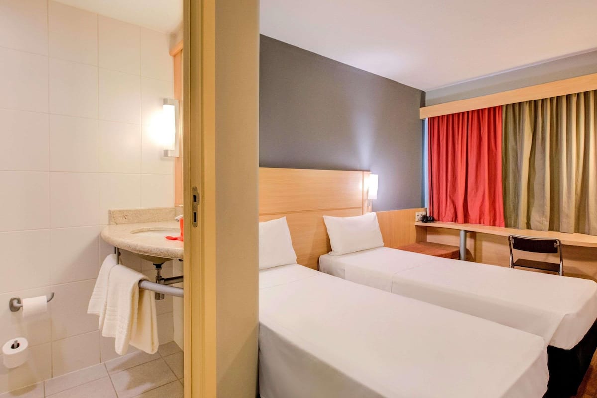 Apartamento superior, 2 camas de solteiro | Frigobar, escrivaninha, espaço de trabalho para notebook