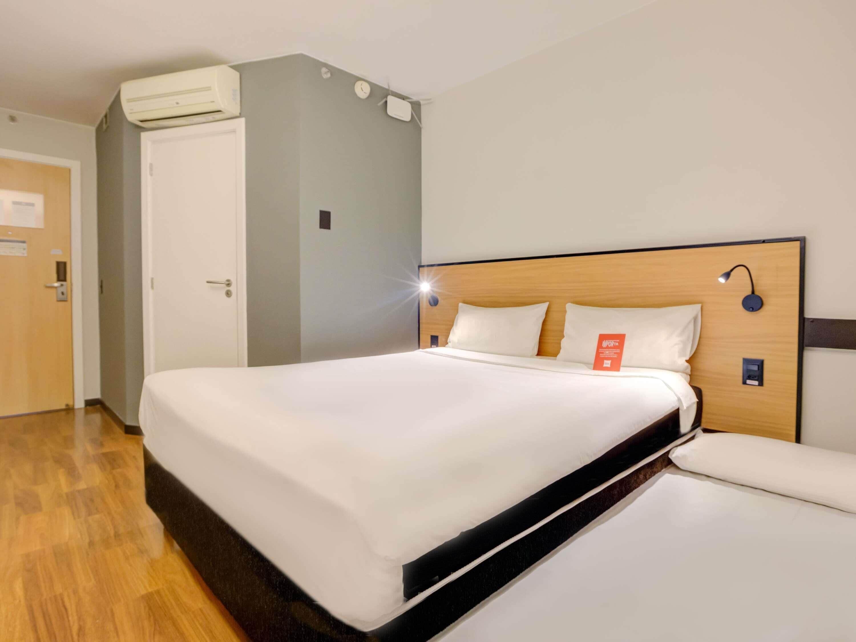 Habitación, varias camas | Minibar, escritorio, espacio para trabajar con un portátil