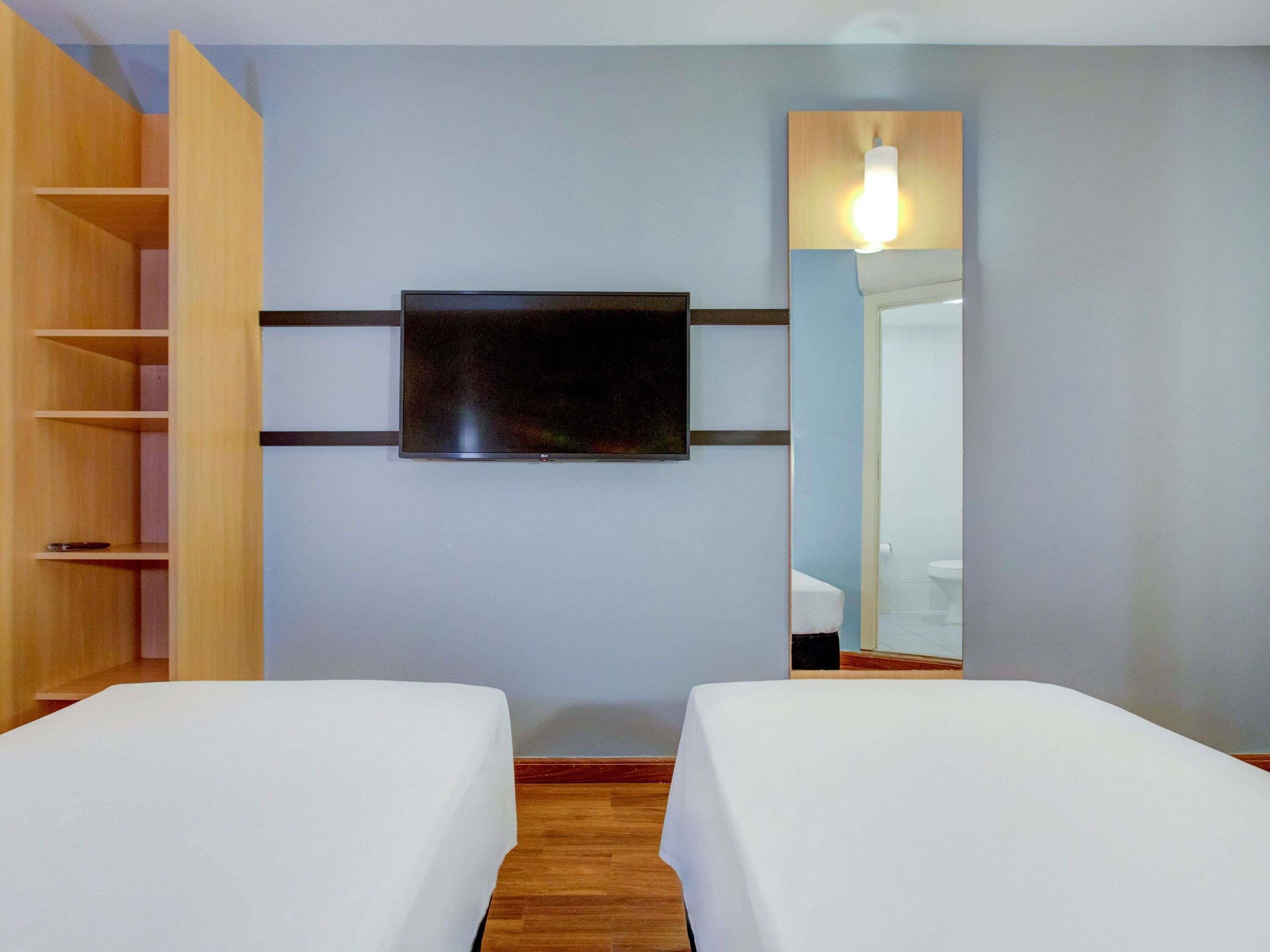 Apartamento superior, 2 camas individuales | Minibar, escritorio, espacio para trabajar con un portátil