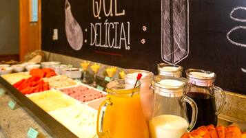 Un bufé con diversos alimentos y bebidas.