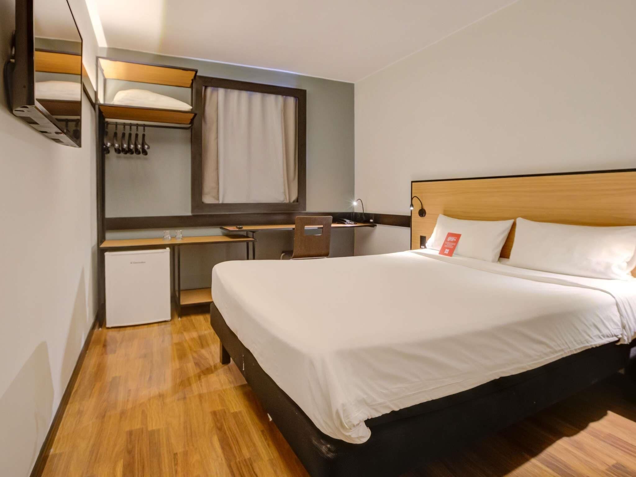 Departamento superior, 1 cama matrimonial | Minibar, escritorio, espacio para trabajar con laptop y insonorización 