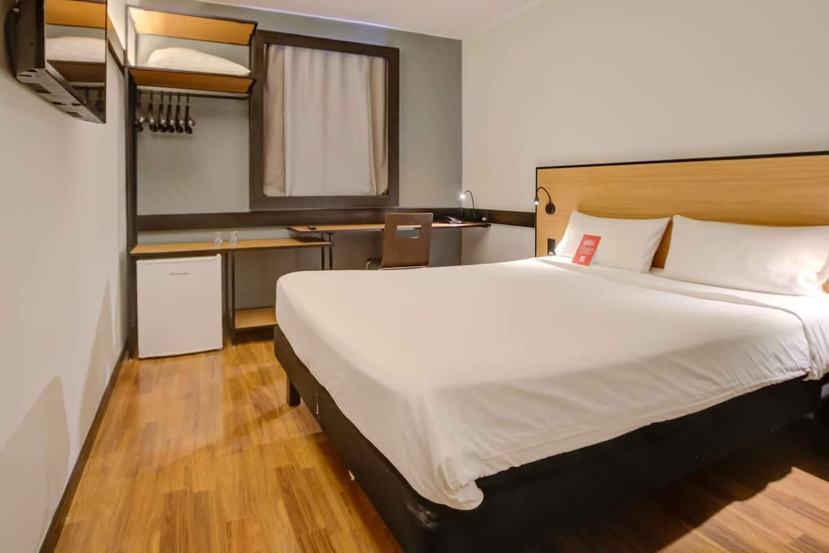 Departamento superior, 1 cama matrimonial | Minibar, escritorio, espacio para trabajar con laptop y insonorización