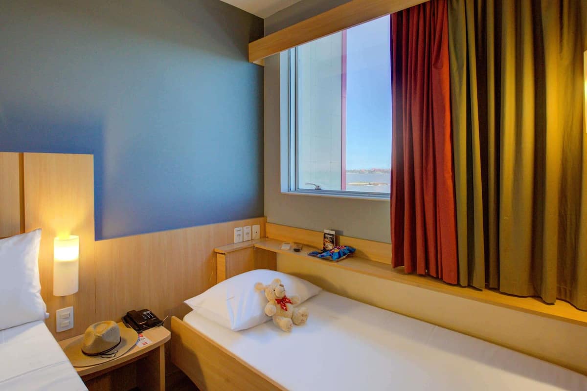 Chambre, plusieurs lits | Minibar, bureau, espace de travail pour ordinateur portable