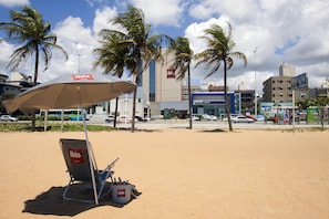 En la playa, sombrillas y toallas de playa