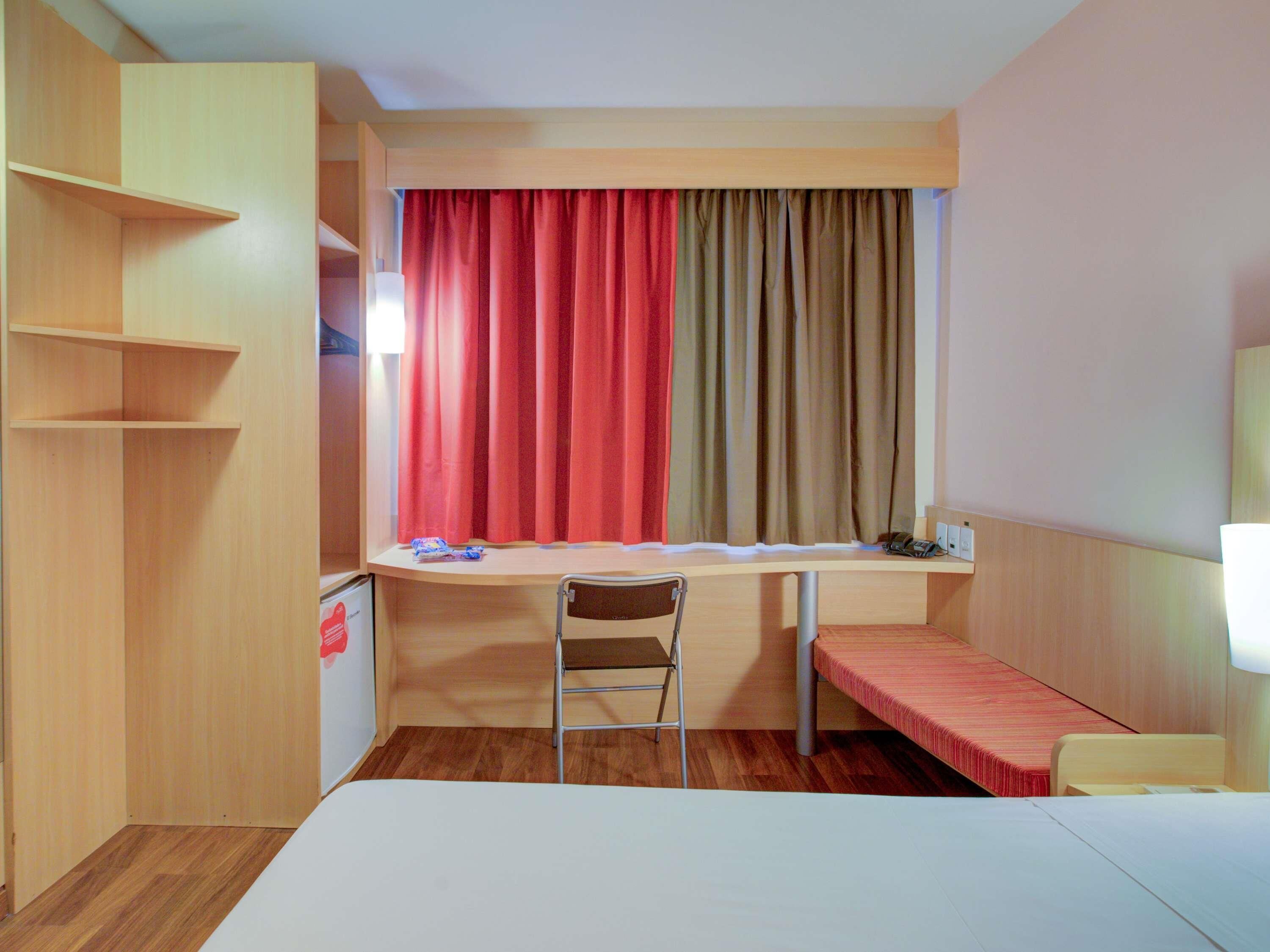Apartamento standard, 1 cama de casal, acessível | Frigobar, escrivaninha, espaço de trabalho para notebook