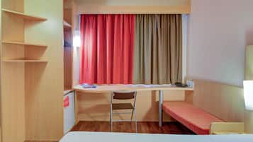 Apartamento standard, 1 cama de casal, acessível | Frigobar, escrivaninha, espaço de trabalho para notebook