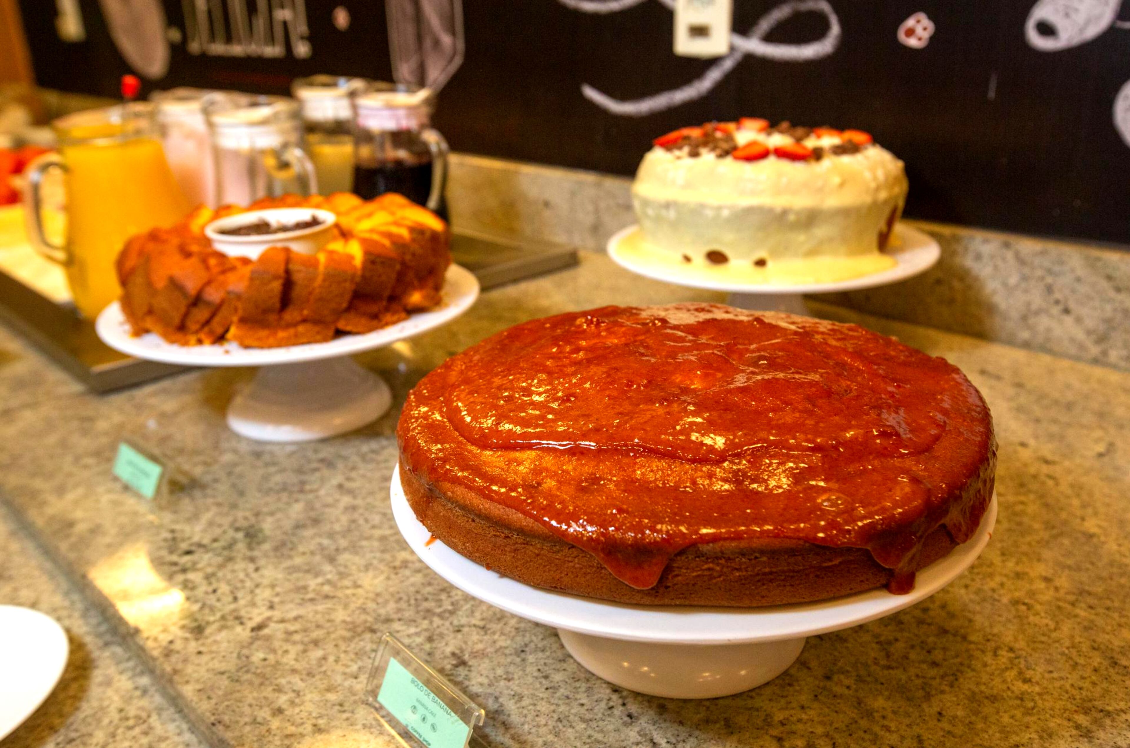 Variedad de pasteles sobre una encimera.