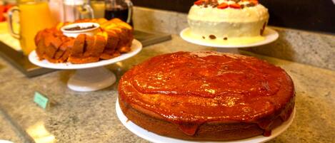 Variedad de pasteles sobre una encimera.