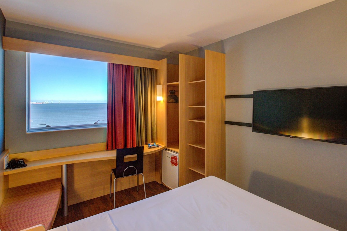Apartamento superior, 1 cama de casal | Frigobar, escrivaninha, espaço de trabalho para notebook