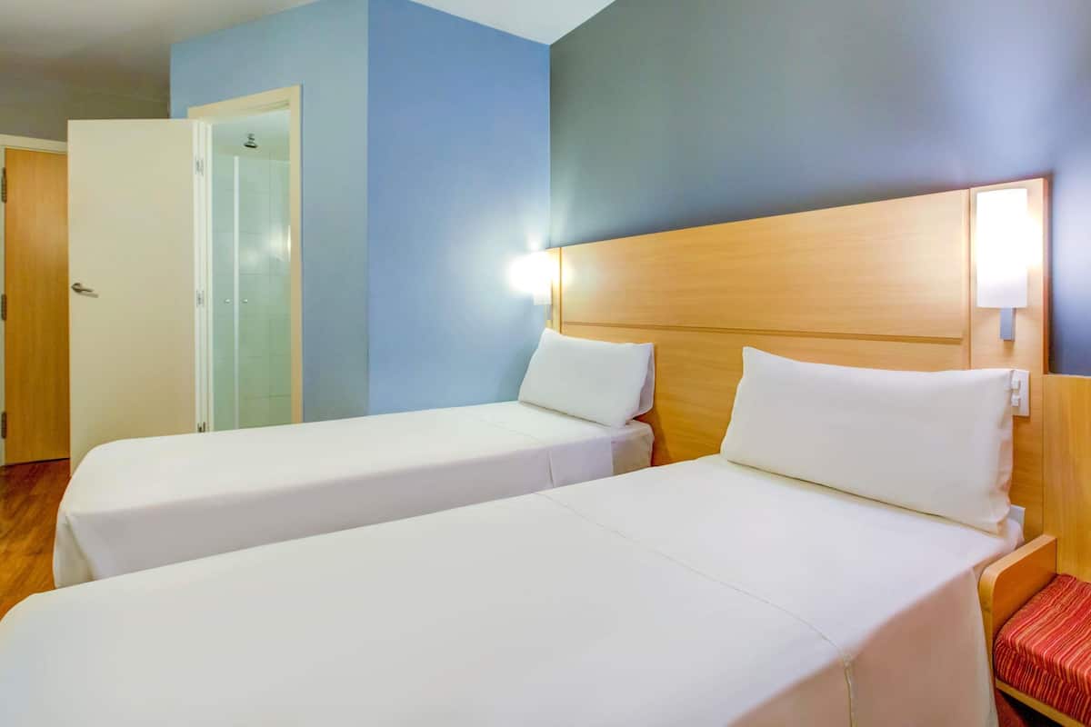 Departamento superior, 2 camas individuales | Minibar, escritorio, espacio para trabajar con laptop y insonorización