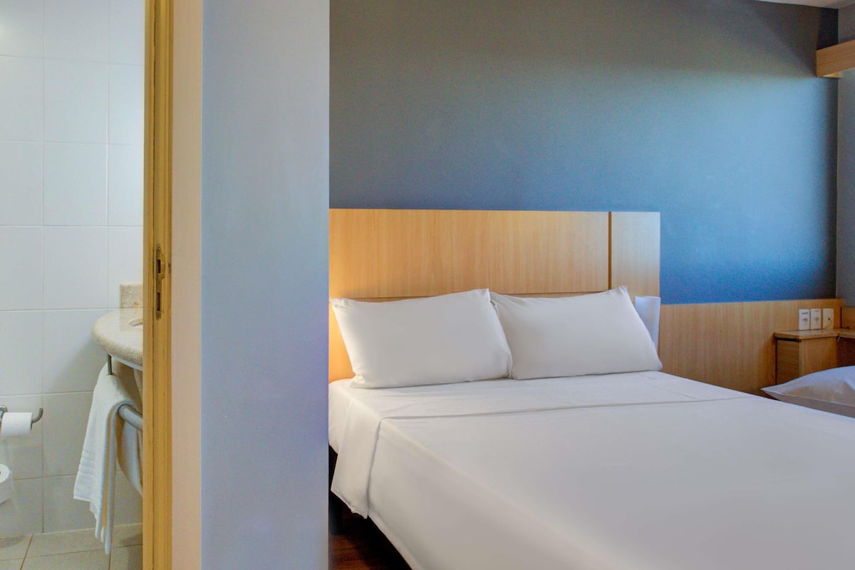 Habitación, varias camas | Minibar, escritorio, espacio para trabajar con laptop y insonorización