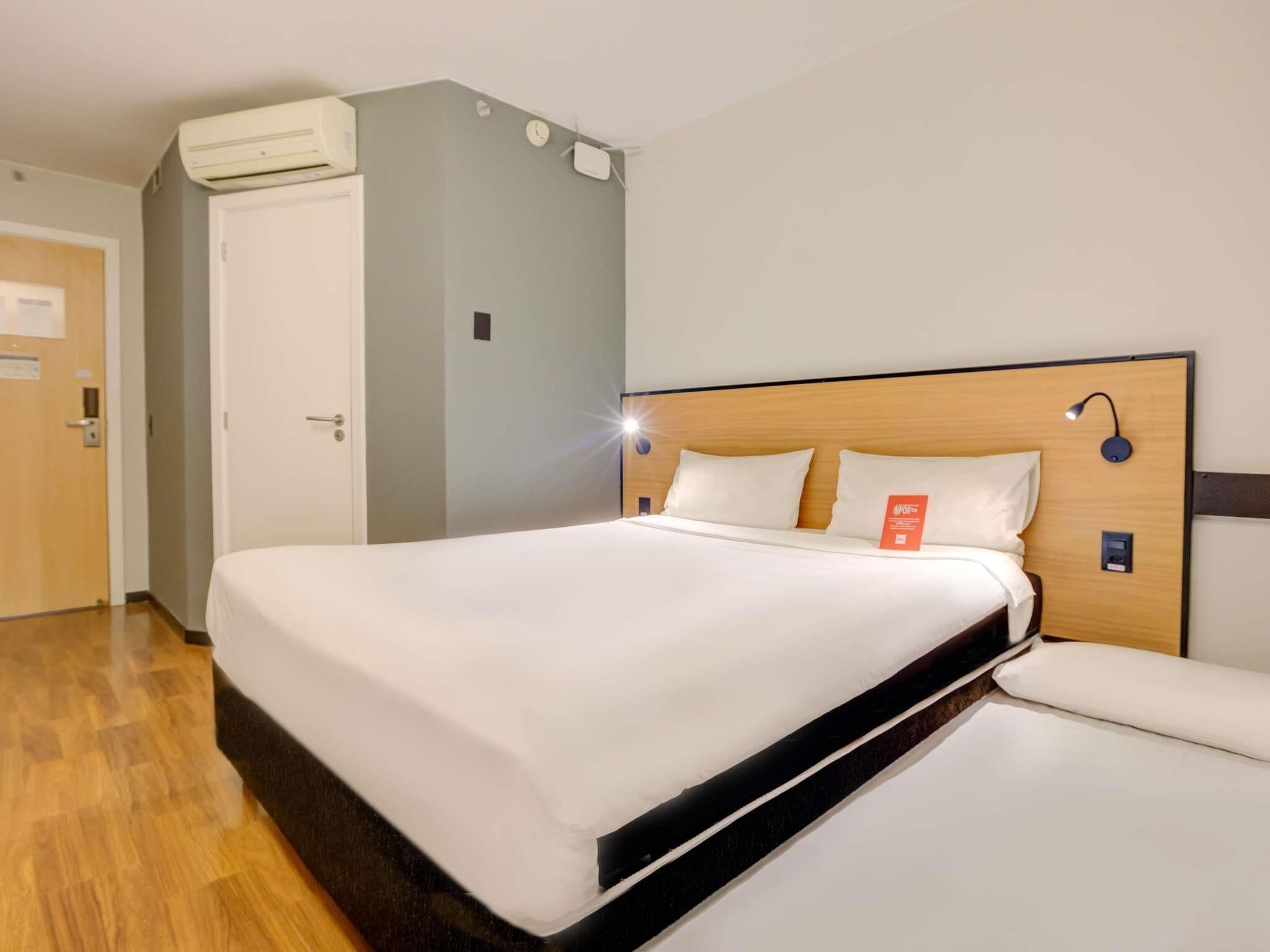 Habitación, varias camas | Minibar, escritorio, espacio para trabajar con laptop y insonorización 