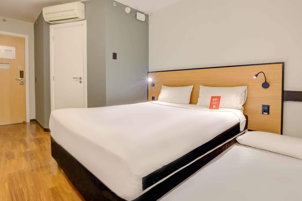 Habitación, varias camas | Minibar, escritorio, espacio para trabajar con laptop y insonorización
