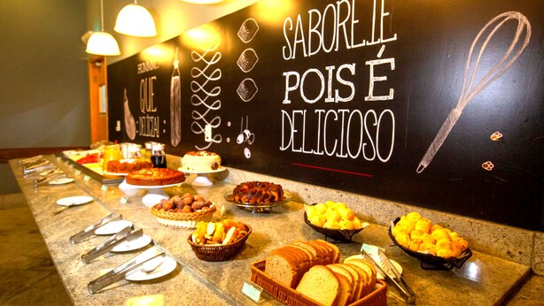 Un bufé con diferentes alimentos y utensilios.