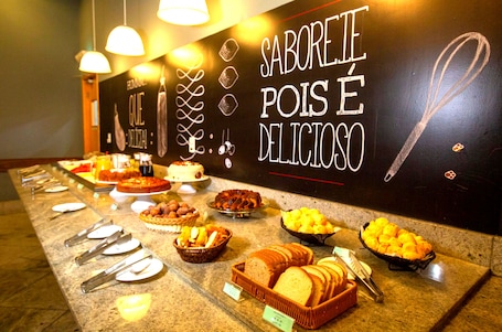 Se ofrece un desayuno bufé (54.00 BRL por persona). ibis Vitoria Praia de Camburi