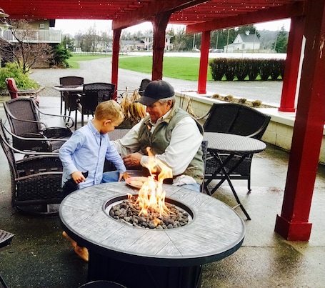 Terrace/patio. Vinehurst Inn And Suites