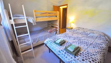 Guest Room 4, Multiple Beds | Vardagsrum