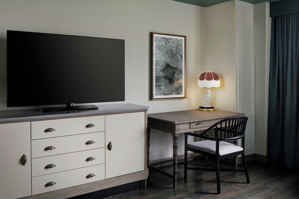 Tallelokero huoneessa, työpöytä