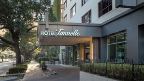 En hotellentrédörr med en skylt som visar texten ”HOTEL Tonnelle”.