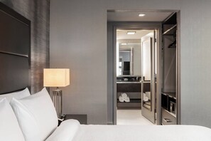 Desk, laptop workspace, soundproofing, iron/ironing board - Residence Inn Boston Logan Airport/Chelsea (Chelsea)