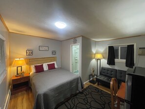 Standard Room, 1 Double Bed, Non Smoking | 1 bedroom, in-room safe, desk, iron/ironing board (on request) - Budget Lodge Warren (Clarendon)