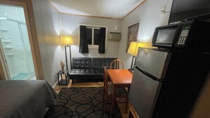 Budget Double Room, Non Smoking | 1 bedroom, in-room safe, desk, iron/ironing board (on request) - Budget Lodge Warren (Clarendon)