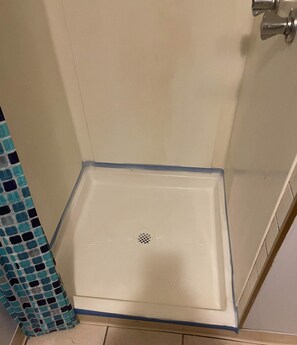 Buồng tắm vòi sen, khăn tắm 