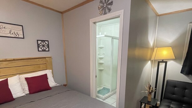Shower, towels - Budget Lodge Warren (Clarendon)
