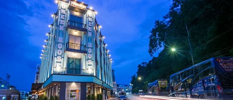 Fassade der Unterkunft – Abend/Nacht