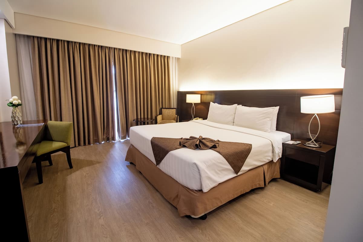 Premier Deluxe | Premium bedding, memory-foam beds, minibar, in-room safe