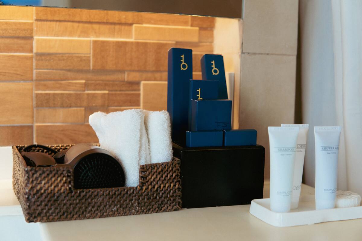 Bathroom amenities | Combined shower/bathtub, free toiletries, hair dryer, slippers