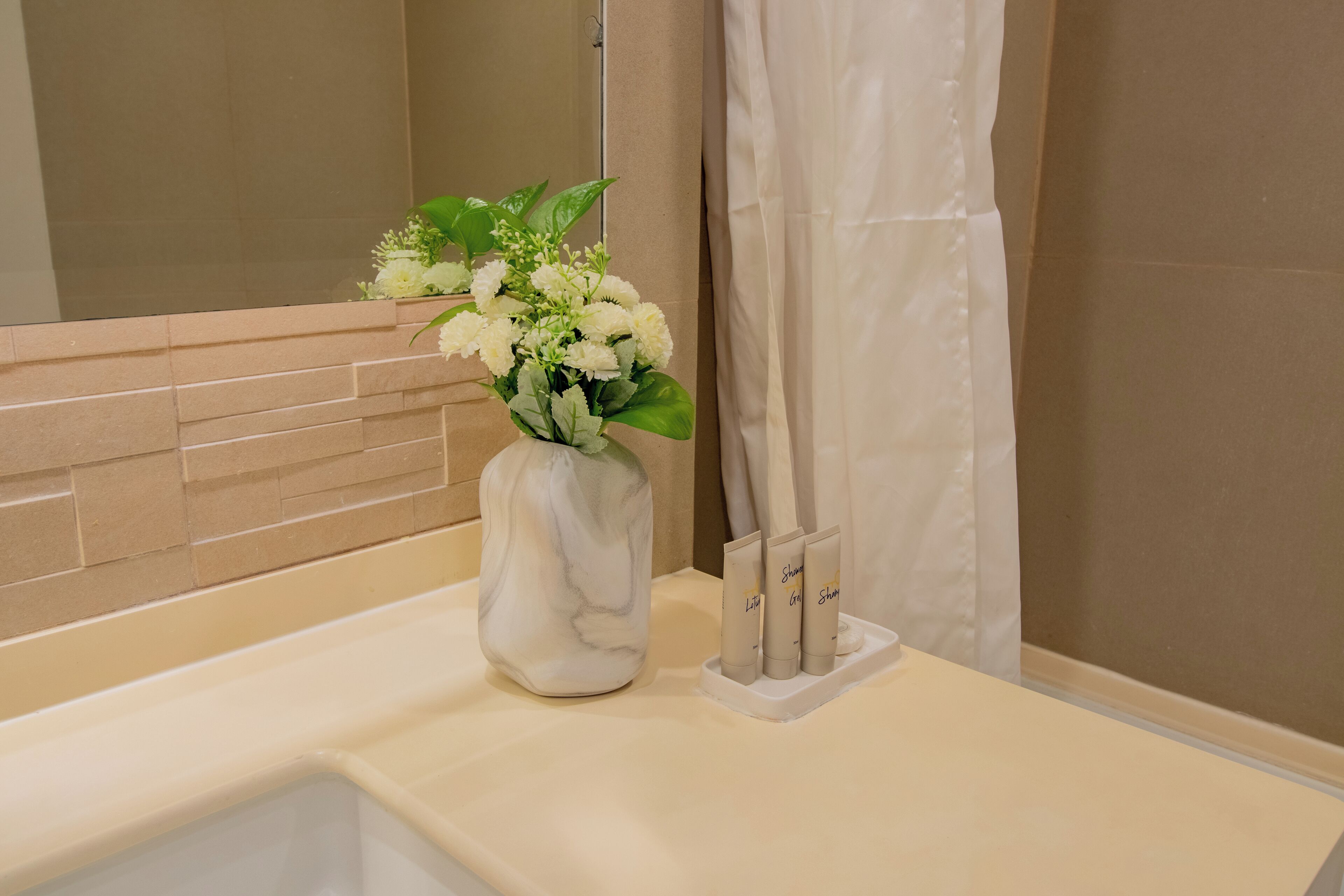 combined shower/bathtub, free toiletries, hair dryer, slippers