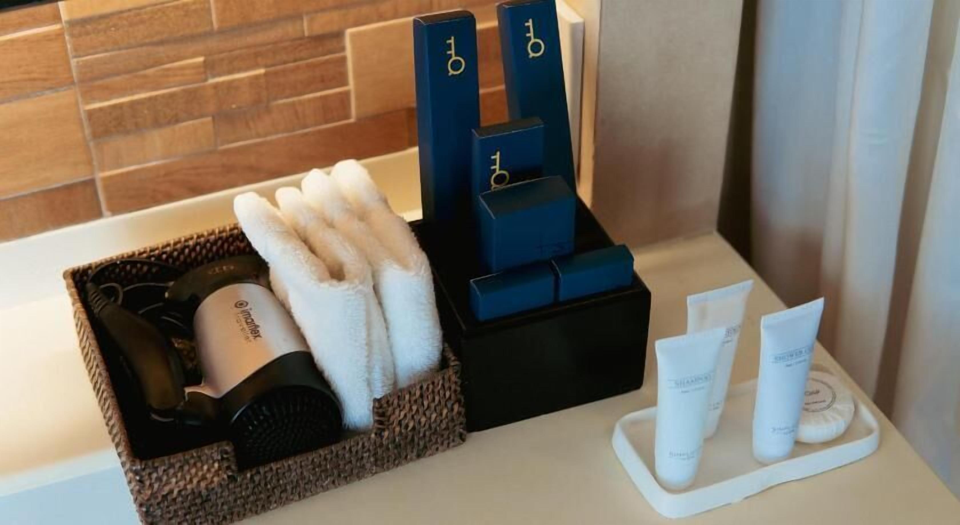 Bathroom amenities | Combined shower/bathtub, free toiletries, hair dryer, slippers