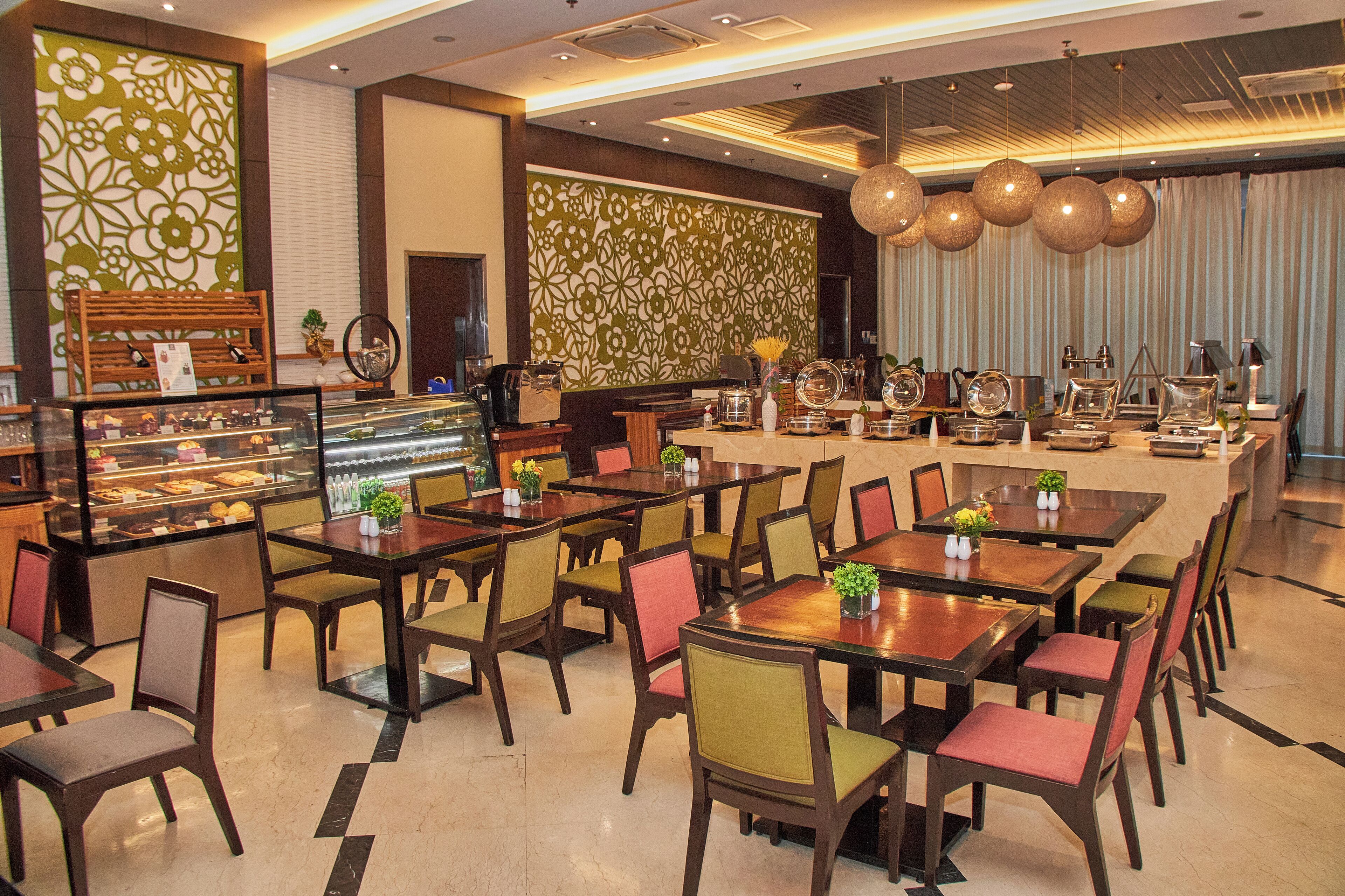 2 restaurants, breakfast, lunch, dinner served; international cuisine