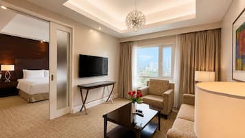Executive Suite | Premium bedding, memory foam beds, minibar, in-room safe