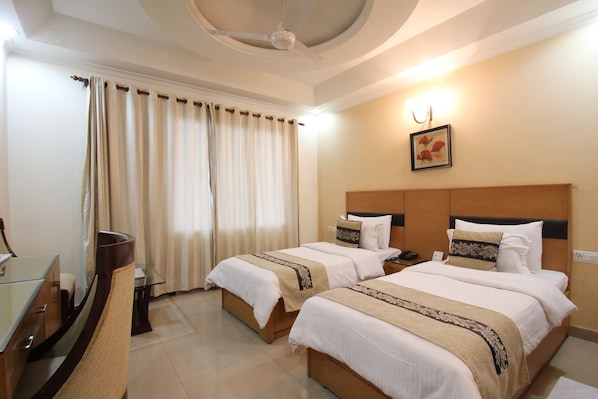 Deluxe Room | Premium bedding, pillowtop beds, minibar, in-room safe