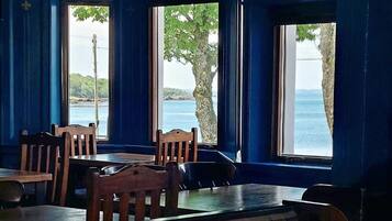 Middag serveres, lokale retter