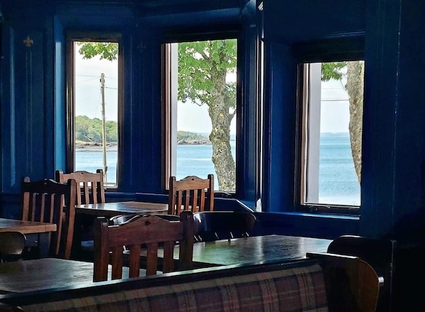 تقديم العشاء، الأطباق المحلية