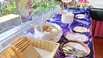 Daily cooked-to-order breakfast (THB 150 per person)