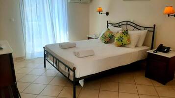 Habitación económica con 1 cama matrimonial o 2 individuales | Caja de seguridad en la habitación, wifi gratis y ropa de cama