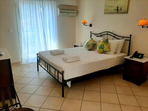 In-room safe, free WiFi, bed sheets - Romantica Hotel (Kithira)