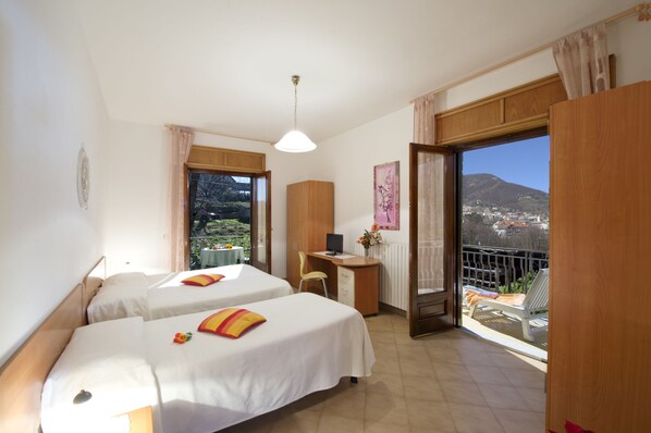 Bureau, accès au Wi-Fi (inclus), literie fournie