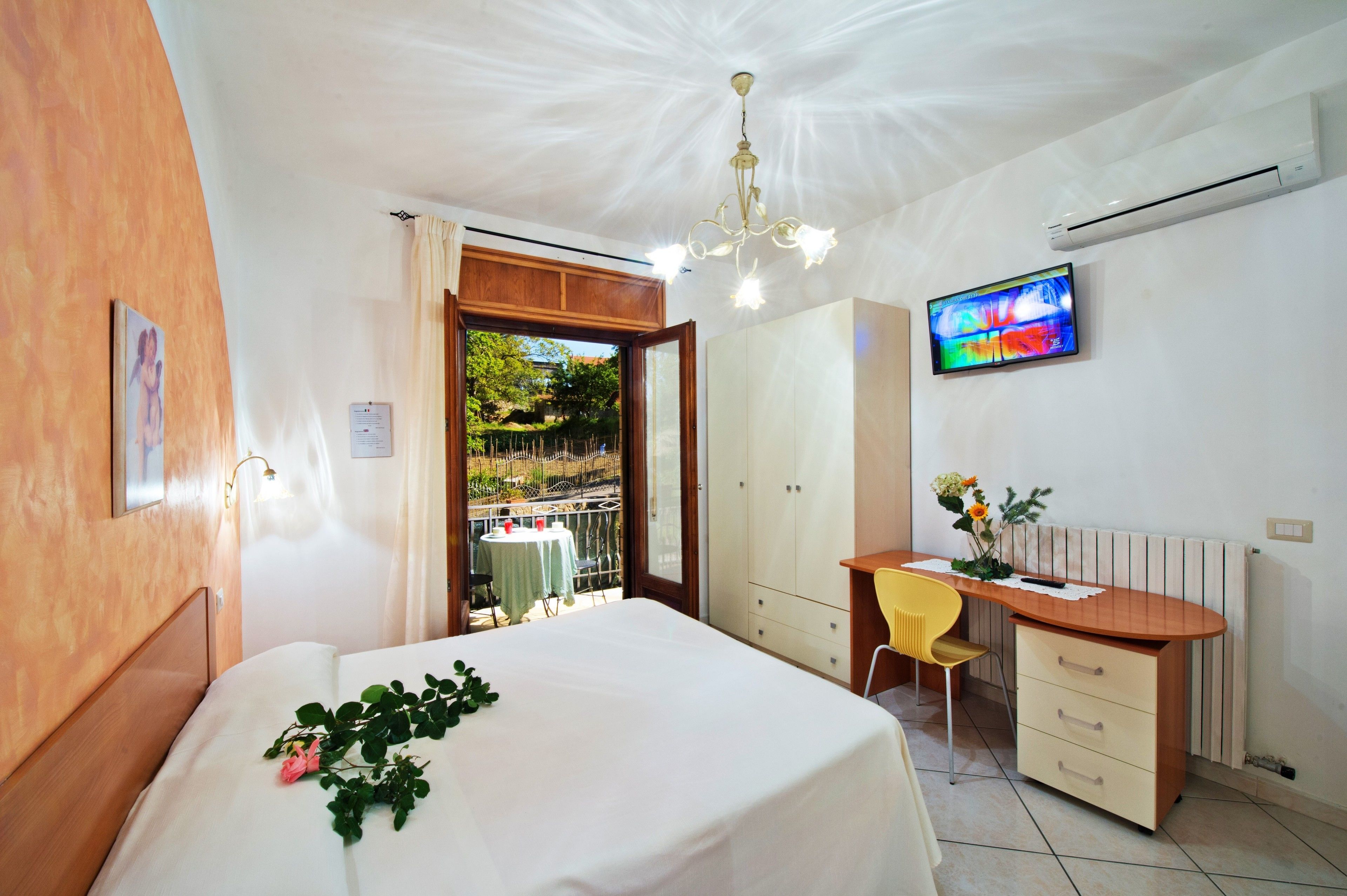 書桌、免費無線上網、床單