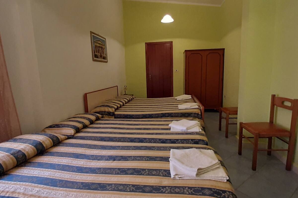 Habitación cuádruple | 1 habitación, escritorio, camas extra y ropa de cama