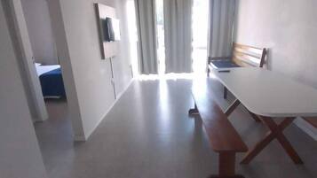 Standard Room (Quintuplo) | Living area | TV