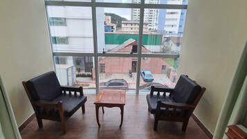 Apartamento econômico | Frigobar, cofres nos quartos, roupa de cama