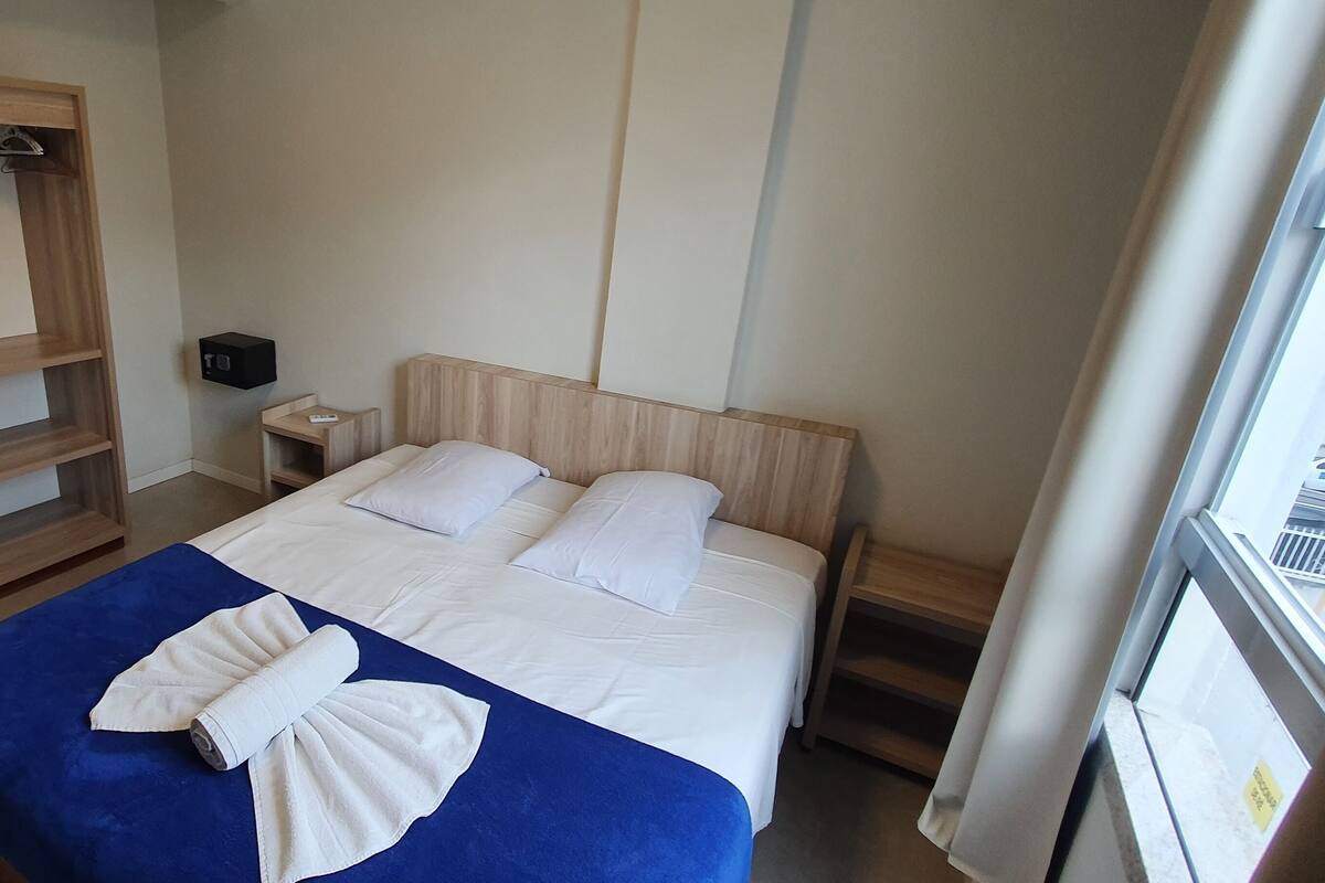 Departamento estándar | Minibar, caja de seguridad en la habitación y ropa de cama 